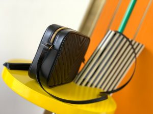 超A貨YSL聖羅蘭包包 lou絎縫皮革相機袋 Saint Laurent Monogram肩背袋 黑色金扣