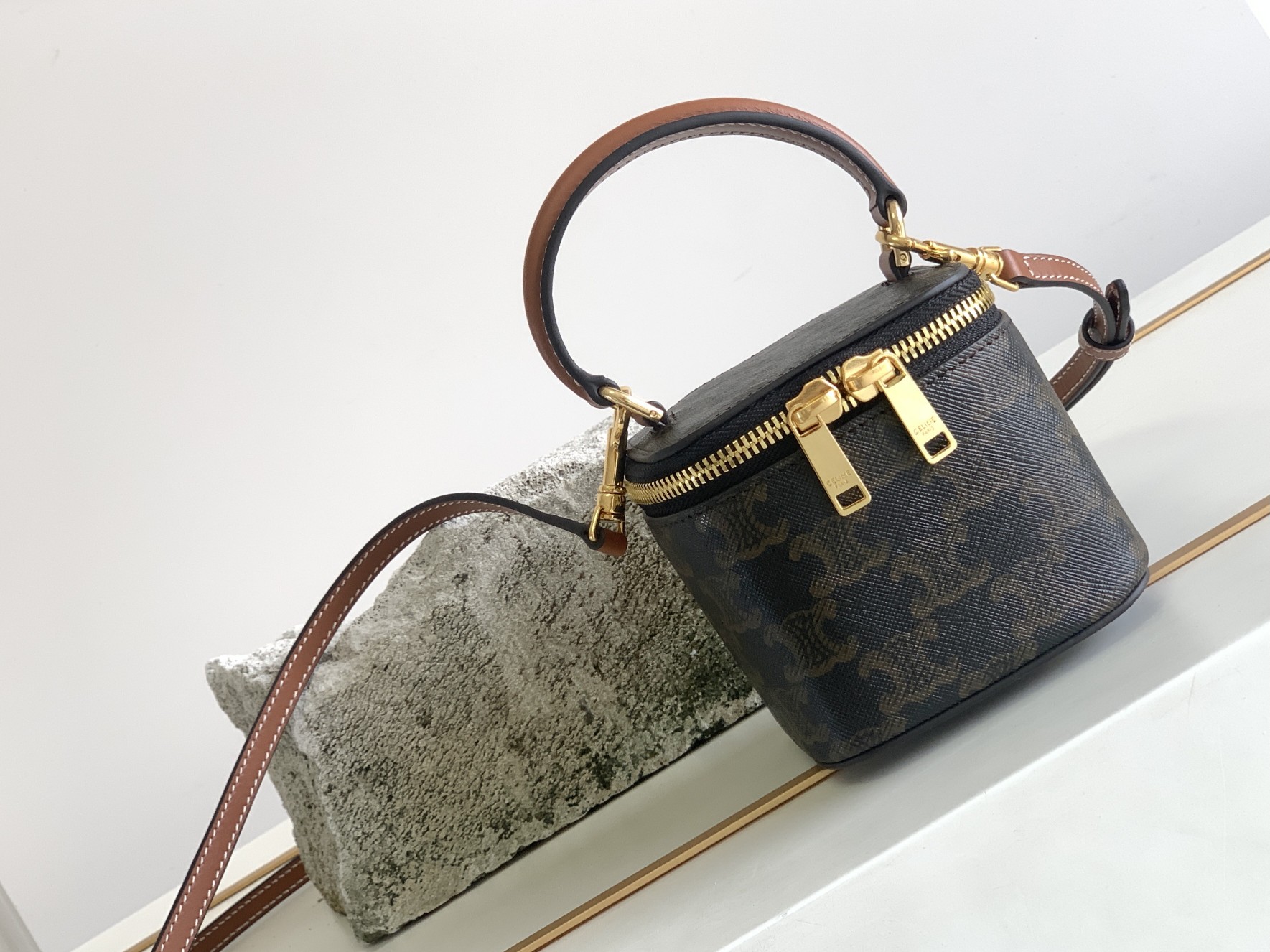 celine202403200100001.jpg Celine賽琳高仿復刻原單包包 22新款迷你標誌牛皮革小盒子包
