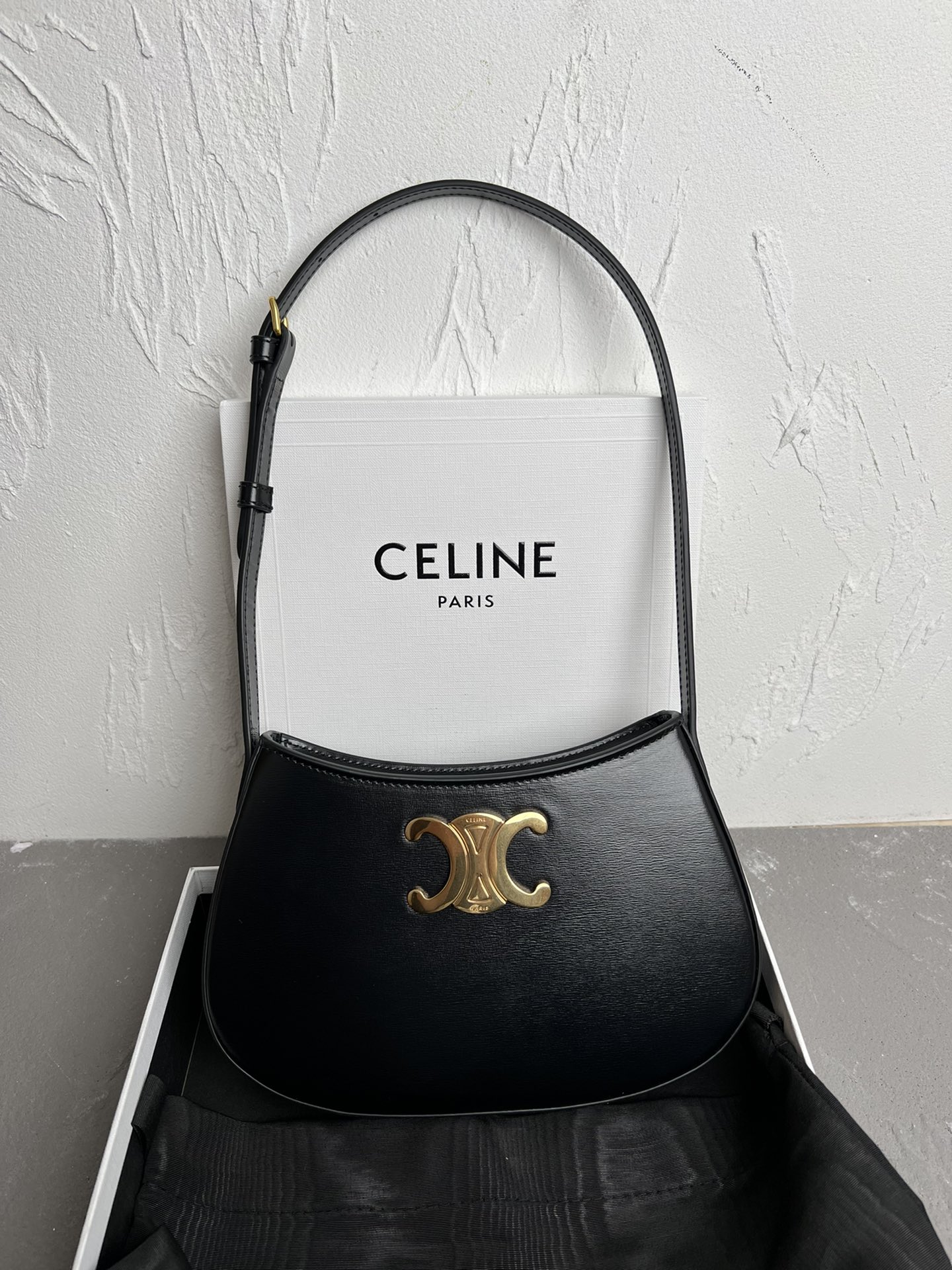 celine202403200800001.jpg Celine賽琳高仿復刻原單包包 CELINE 2024 TILLY中號亮澤牛皮革手袋 黑色