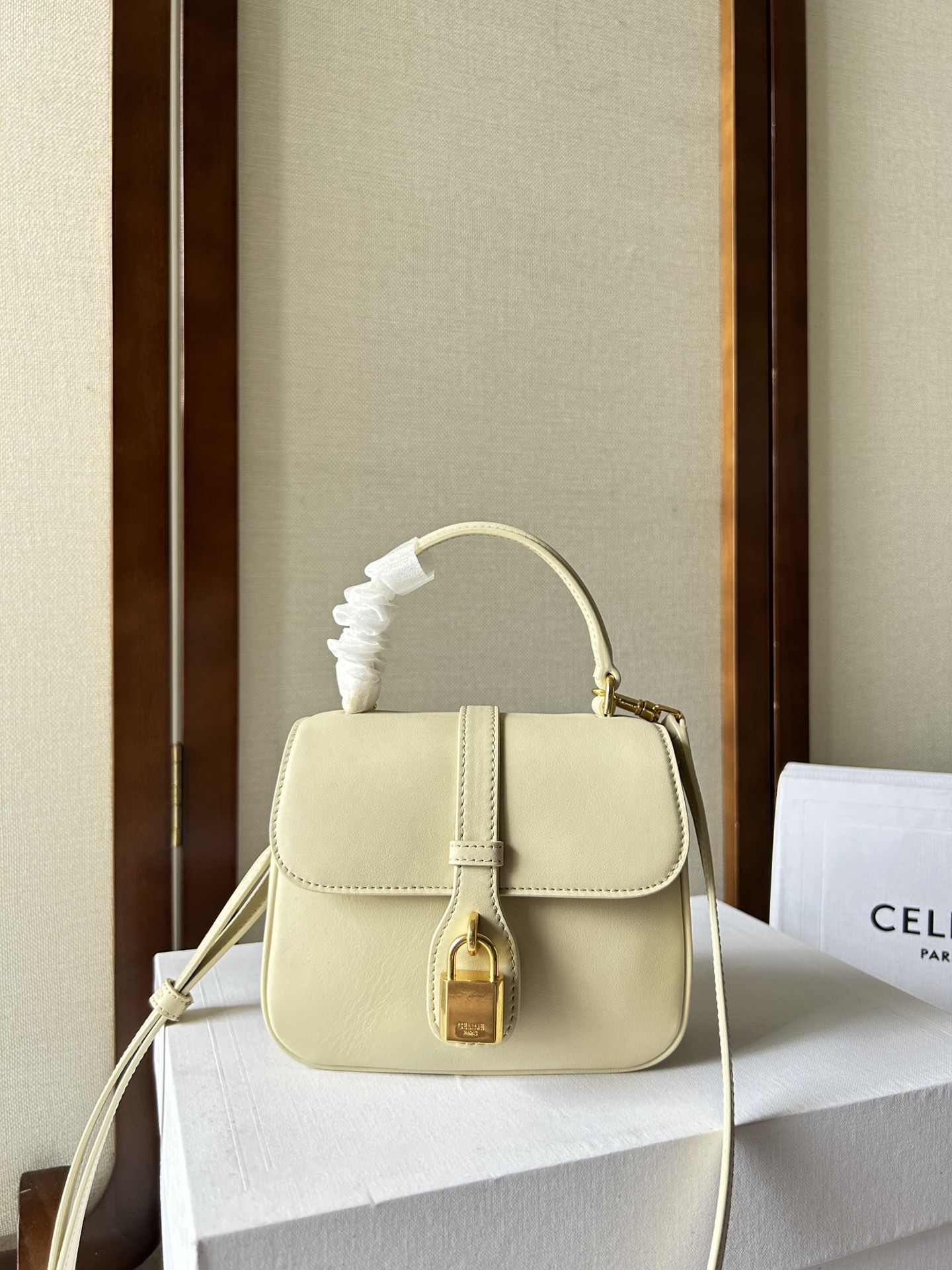 celine202403300200007.jpg Celine賽琳包高仿包包 TABOU迷你光滑牛皮革手袋 鎖頭肩帶手提包 黄色
