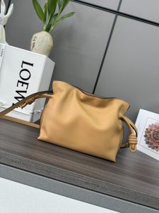 loewe羅意威精仿奢侈品 納帕牛皮革Flamenco 福袋手拿包蜂蜜色