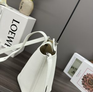 loewe羅意威高仿複刻包包 mini柔軟牛皮革Pebble Bucket水桶包 米白荔紋
