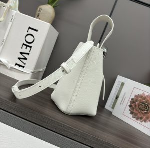 loewe羅意威高仿複刻包包 mini柔軟牛皮革Pebble Bucket水桶包 米白荔紋