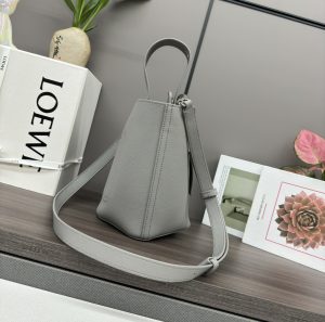 loewe羅意威高仿複刻包包 mini柔軟牛皮革Pebble Bucket水桶包瀝青灰/荔
