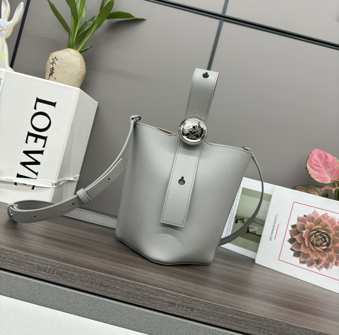 loewe202403190500008.jpg loewe羅意威高仿複刻包包 mini柔軟牛皮革Pebble Bucket水桶包瀝青灰/荔