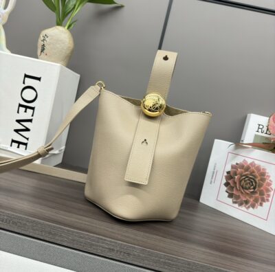 loewe羅意威高仿複刻包包 mini柔軟牛皮革Pebble Bucket水桶包沙色荔紋