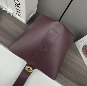 loewe羅意威高仿複刻包包 中號柔軟牛皮革Pebble Bucket水桶包 艮第紅
