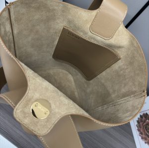 loewe羅意威高仿複刻包包 中號柔軟牛皮革Pebble Bucket水桶包橡木棕