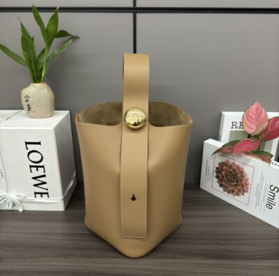 loewe羅意威高仿複刻包包 中號柔軟牛皮革Pebble Bucket水桶包橡木棕
