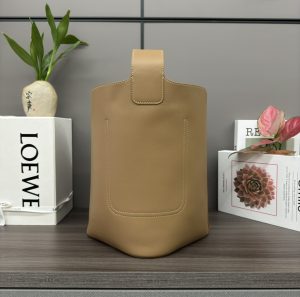 loewe羅意威高仿複刻包包 中號柔軟牛皮革Pebble Bucket水桶包橡木棕