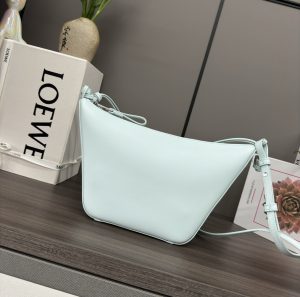 loewe羅意威高仿A貨包包 經典牛皮革Hammock hobo手袋 冰山藍