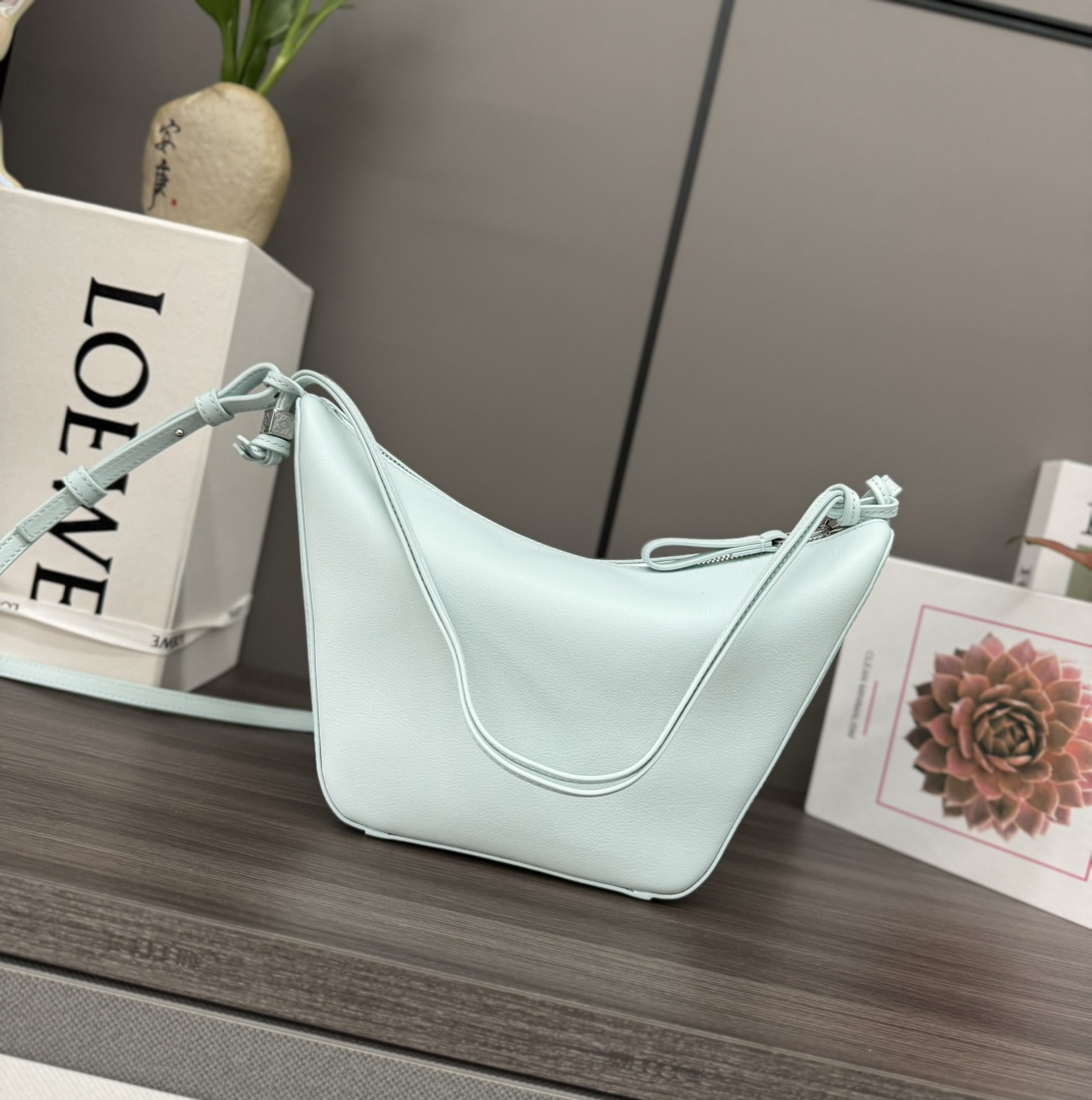 loewe202403192500006.jpg loewe羅意威高仿A貨包包 經典牛皮革Hammock hobo手袋 冰山藍