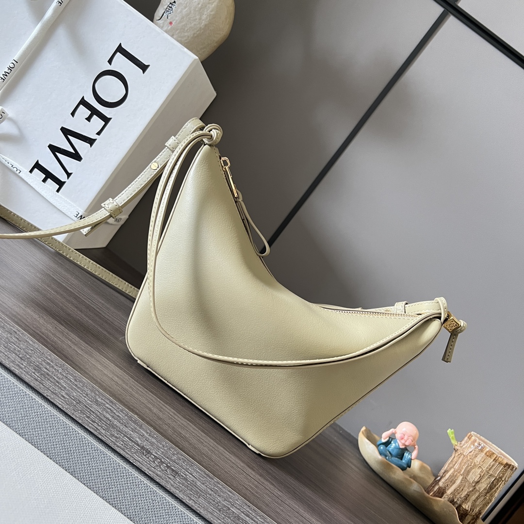loewe202403192800005.jpg loewe羅意威高仿A貨包包 經典牛皮革Hammock hobo手袋 粘土綠
