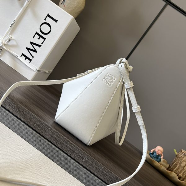 loewe羅意威高仿A貨包包 經典牛皮革Hammock hobo手袋 柔白色
