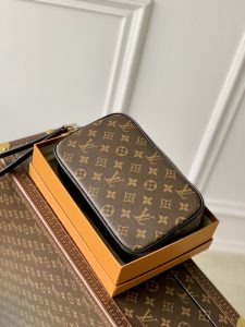 高仿LV M41663压花Pochette Kasai 手拿包錢包