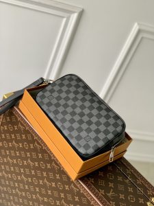 1:1lvPochette Kasai Taïga 皮革塑造紧凑构型M41664黑格錢包手拿包