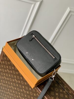高仿lvM41663Pochette Kasai 手拿包以质感细腻的 Taïga 皮革塑造紧凑构型