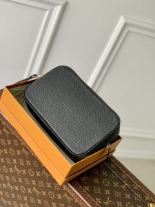 高仿lvM41663Pochette Kasai 手拿包以质感细腻的 Taïga 皮革塑造紧凑构型