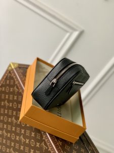 高仿lvM41663Pochette Kasai 手拿包以质感细腻的 Taïga 皮革塑造紧凑构型