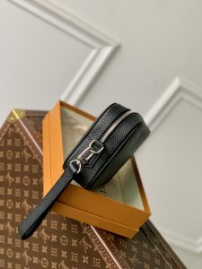 高仿lvM41663Pochette Kasai 手拿包以质感细腻的 Taïga 皮革塑造紧凑构型