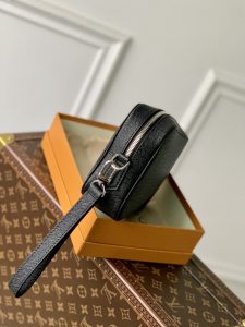 lvA貨M30441十字纹Pochette Kasai Taïga 皮革錢包手拿包