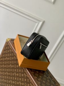 lvA貨M30441十字纹Pochette Kasai Taïga 皮革錢包手拿包