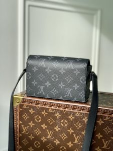 lv超a貨pttM81783尺寸18x 11x 6.5cm 可調節簡帶單肩包