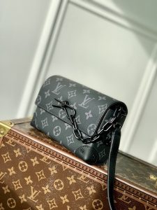 lv超a貨pttM81783尺寸18x 11x 6.5cm 可調節簡帶單肩包