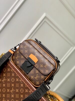 M46688老花黃皮郵差包Monogram Macassar 帆布制成高仿路易威登包包男女可用