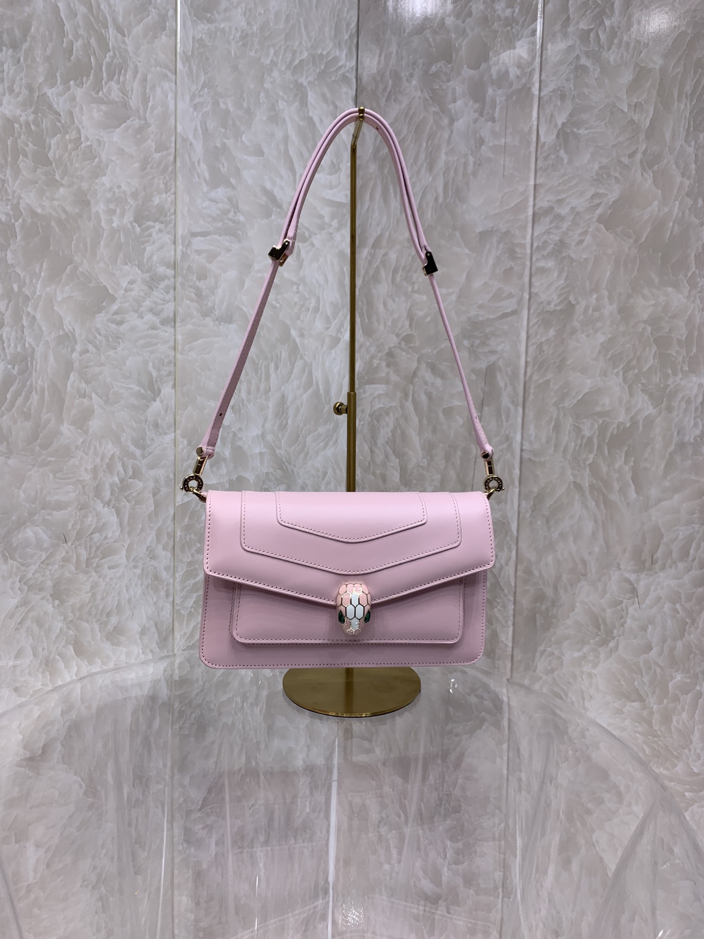 BVLGARI202404082000007.jpg 高仿名牌包BVLGARI寶格麗 Serpenti Forever East-West 肩包斜揹包 粉色
