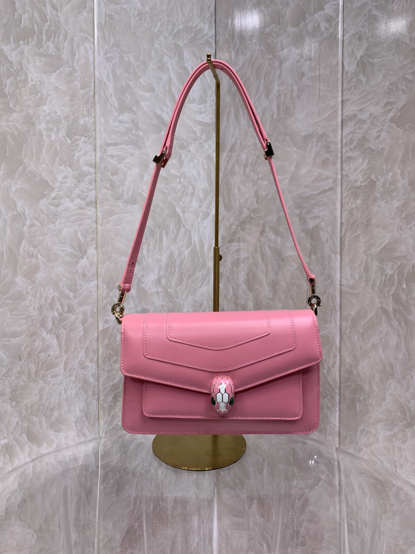 BVLGARI202404082100005.jpg 高仿名牌包BVLGARI寶格麗 Serpenti Forever East-West 肩包斜揹包 淺紅