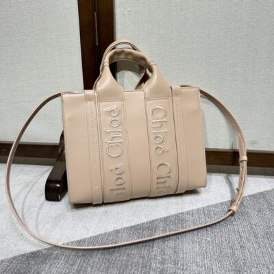 1比1複刻Chloe蔻依包 飾Chloé標識刺繡 Woody光滑全皮質小牛皮托特包 奶茶色
