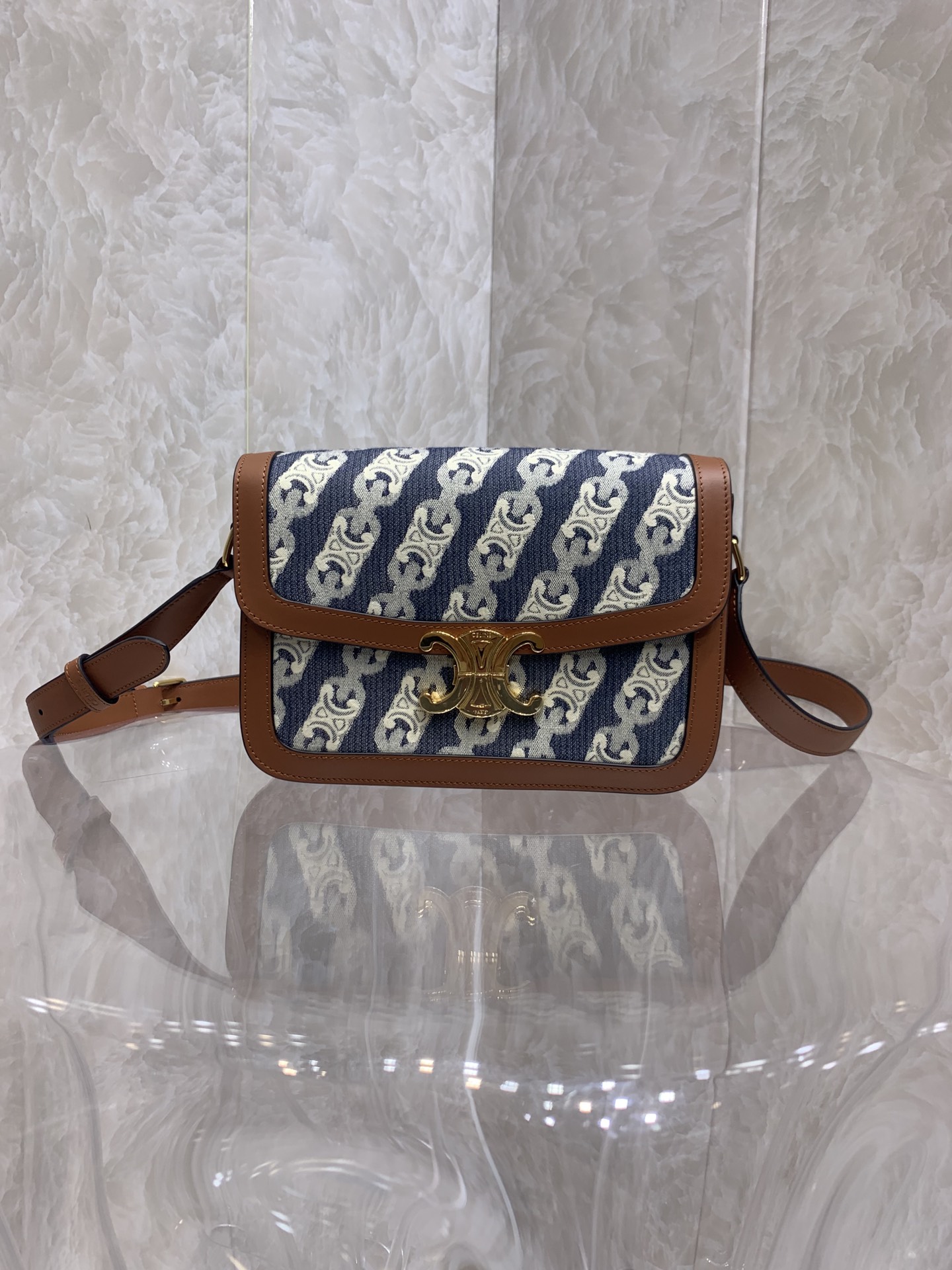 celine202404010100007.jpg 高仿品牌包Celine賽琳包包 凱旋門斜挎包 鎖釦印花CLASSIQUE TRIOMPHE手袋
