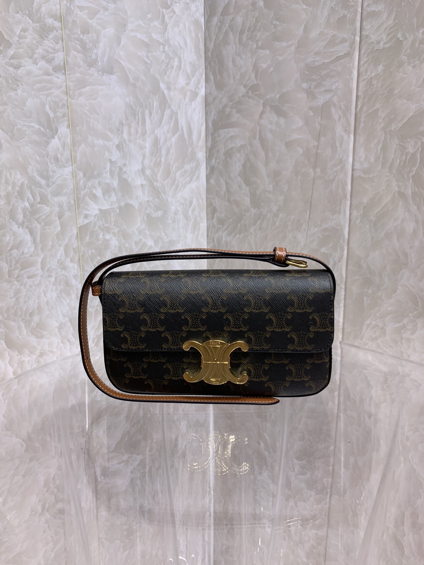 celine202404011200008.jpg 高仿奢侈品包Celine賽琳單肩包 標誌印花及牛皮革CLAUDE肩揹袋 深褐色金標