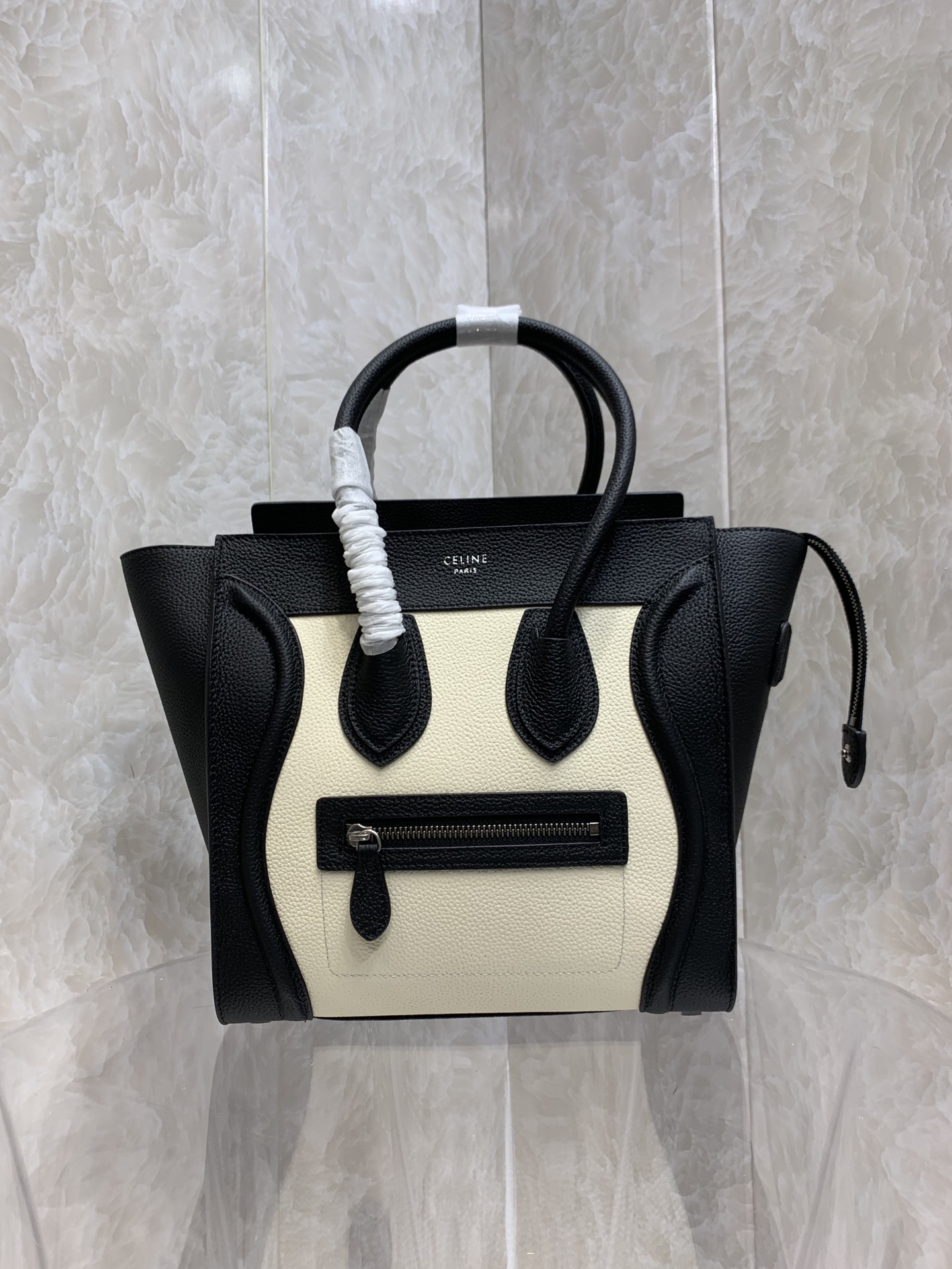 celine202404011400006.jpg 一比一複刻Celine賽琳手提包 敲打小牛皮小巧型Luggage micro手袋 笑臉包黑白