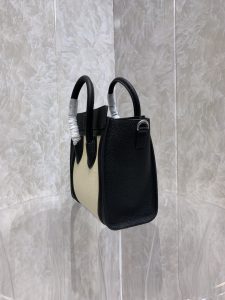 一比一複刻Celine賽琳手提包 敲打小牛皮袖珍型Luggage nano手袋 笑臉包 黑白