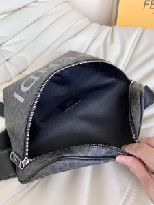 頂級高仿芬迪Fendi包包黑色斜跨包新品 男女同款
