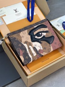 M82589 老花 LV 頂級原單手拿包 Pochette Voyage 系列