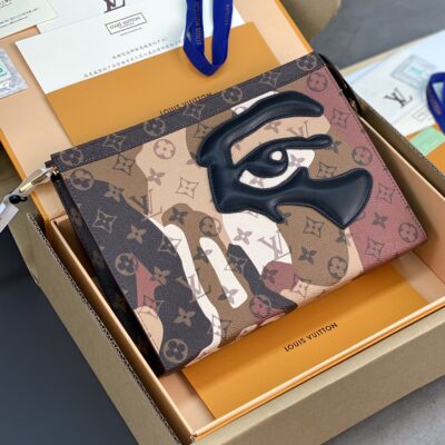 M82589 老花 LV 頂級原單手拿包 Pochette Voyage 系列