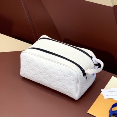 M82576 壓花白色 頂級高仿包包 Louis Vuitton Dopp Kit 系列