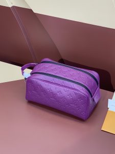 M82576 壓花紫色 Dopp Kit Taurillon 皮革 LVA貨包包
