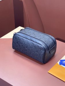M82576 壓花黑色 牛皮材質 Taurillon LV一比一復刻包包