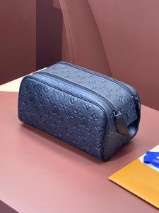 M82576 壓花黑色 牛皮材質 Taurillon LV一比一復刻包包