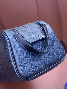 M82576 壓花黑色 牛皮材質 Taurillon LV一比一復刻包包