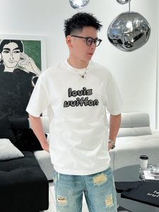 專櫃同步發售 一比一復刻 LV 圓領短袖T恤男女同款 白色