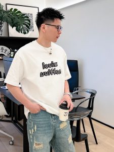 專櫃同步發售 一比一復刻 LV 圓領短袖T恤男女同款 白色
