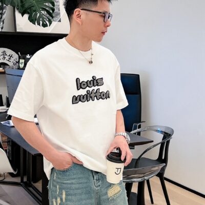 專櫃同步發售 一比一復刻 LV 圓領短袖T恤男女同款 白色