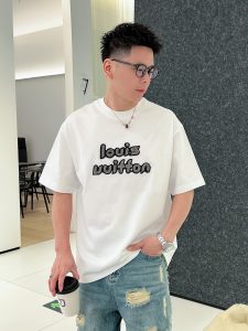 專櫃同步發售 一比一復刻 LV 圓領短袖T恤男女同款 白色