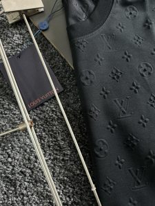 2024新品 獨特設計 圓領短袖純棉T恤 LV高仿衣服