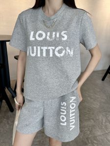 LOUIS VUITTON胸前字母圖案一比一復刻服裝女款套裝